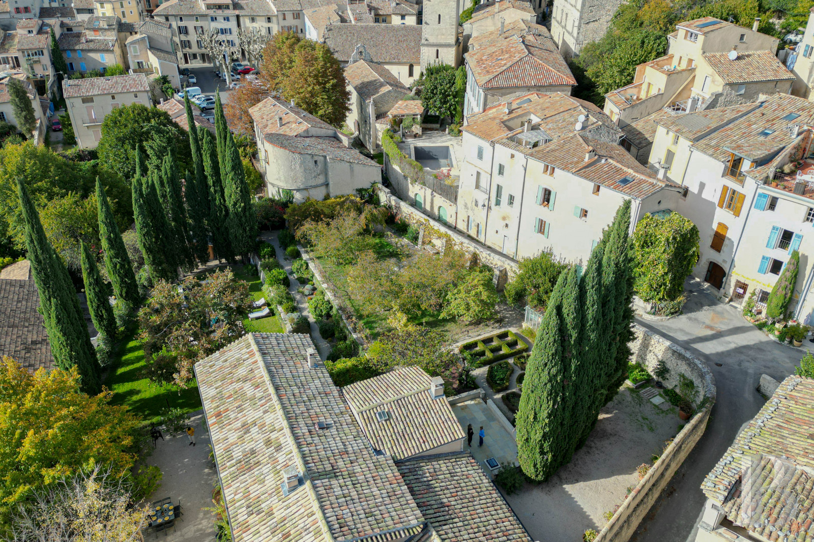 Dans les Alpes-de-Haute-Provence, au sud de Forcalquier, une maison de village traditionnelle et audacieuse - photo  n°52